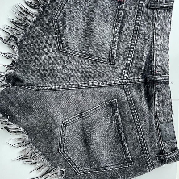 JEAN SHORT BUNDEL: BDG CHEEKY BLACK DENIM & LEVIS GIRLFRIEND WHITE SHORTS - Picture 2 of 8